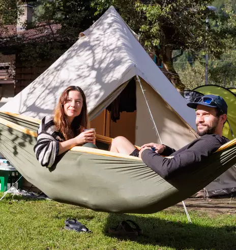 Entspannung am Campingplatz © becknaphoto - Thomas Eberharter Ein erwachsenes Paar sitzt in einer Hängematte am Campingplatz