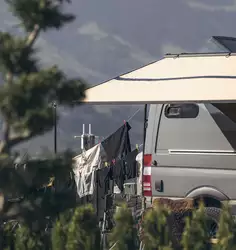 Camper Livestyle © Jan Hanser Detailaufnahme Camper mit Wäscheleine und Überdachung