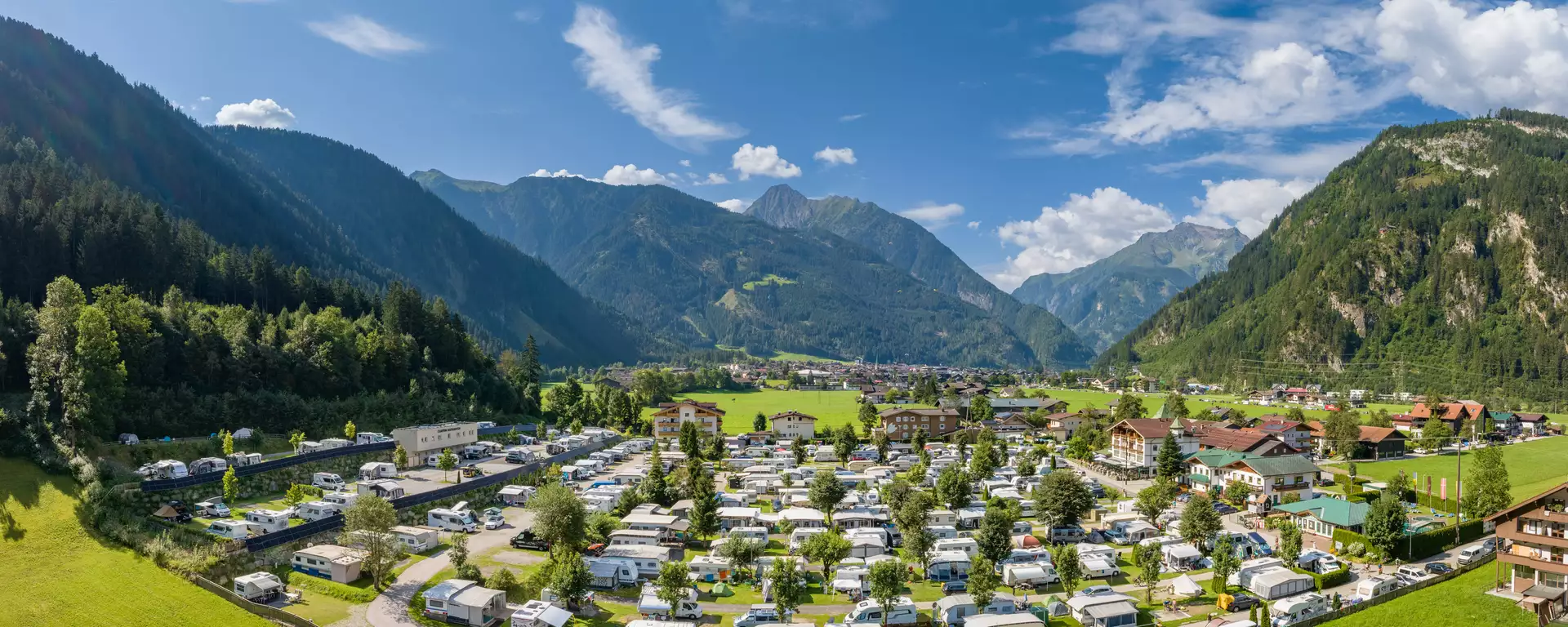 Camping Mayrhofen im Sommer © becknaphoto - Thomas Eberharter Luftaufnahme Campingplatz mit Bergpanorama im Sommer