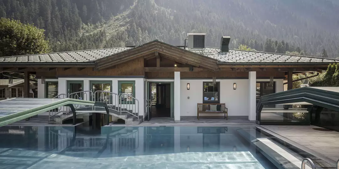 Beheiztes Freischwimmbad © Jan Hanser Übersicht des Außenpools am Campingplatz mit Optionaler Überdachung